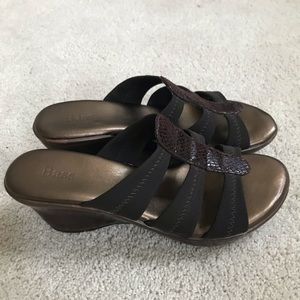 Bass brown faux snakeskin Dahlia wedge sandals 7.5